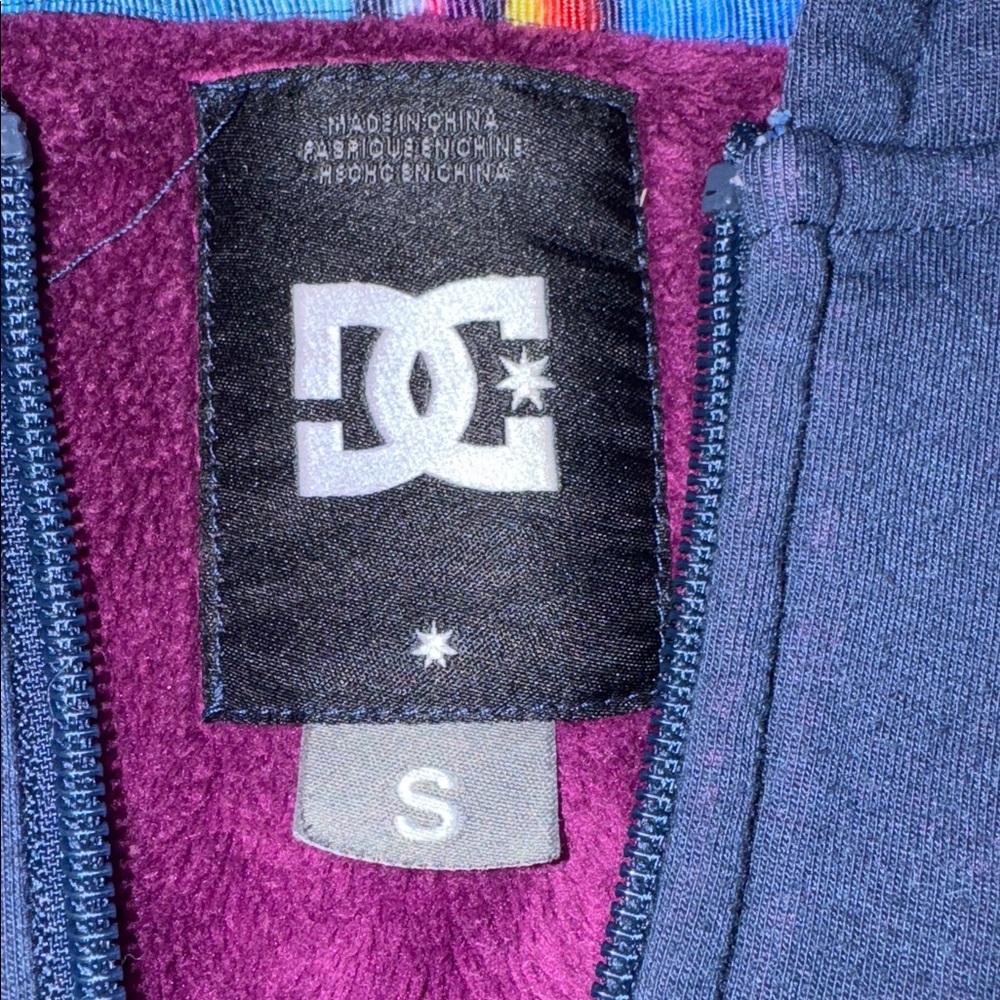 Cozy & Cool: Authentic DC Brand Women's Small Zip-Up Hoodie - Picture 4 of 6